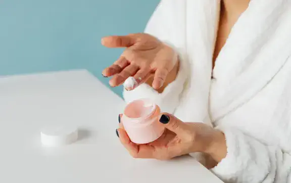 Пустая трата денег или инвестиция? Дерматологи объяснили, чего ждать от кремов для подтяжки