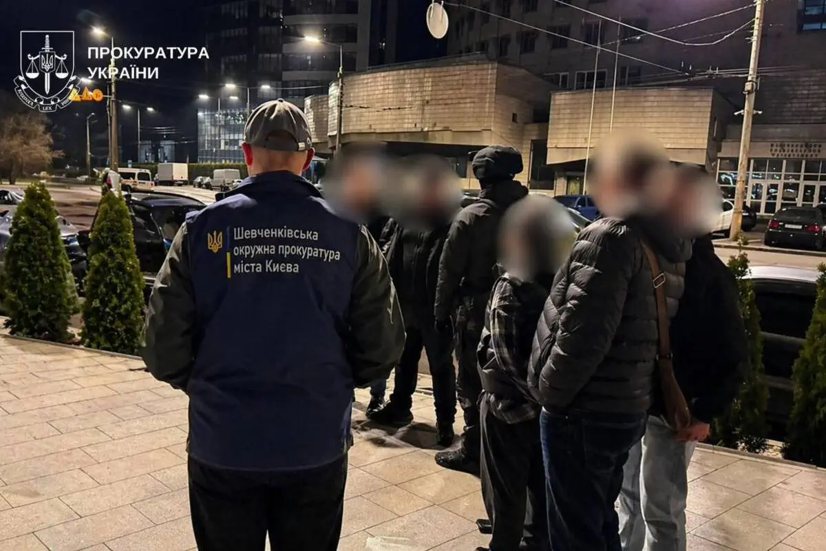 У Києві затримали спільників, які за 20 тис доларів обіцяли випустити чоловіка з приміщення ТЦК/Фото: Офіс генпрокурора