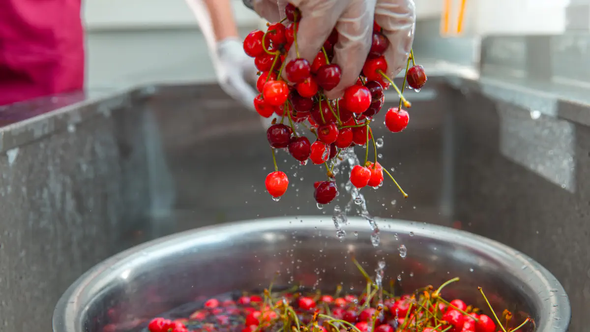 Почему замачивание в соли не очищает овощи и фрукты