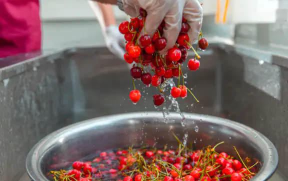 Почему замачивание в соли не очищает овощи и фрукты