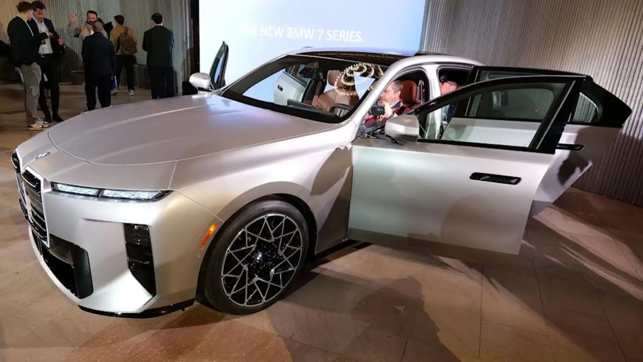 Фантастически технологичный BMW i7 2027 выходит на рынок бизнес-седанов
