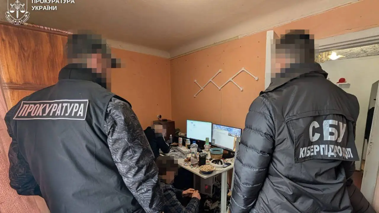 Кіберполіція затримала групу молодиків за продаж ігрових профілів на російських ресурсах