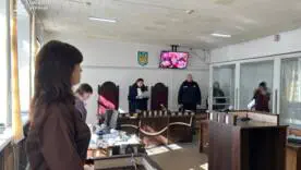 Отдельно продолжается досудебное расследование в отношении посещавшей семью работника социальной службы и семейного врача фиксировали ненадлежащие условия проживания и ухудшения состояния ребенка, но не приняли мер по его изъятию и обеспечению лечения