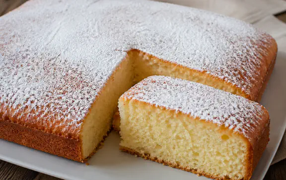 Не знаете, что подать к чаю? Вот рецепт нежного йогуртового пирога