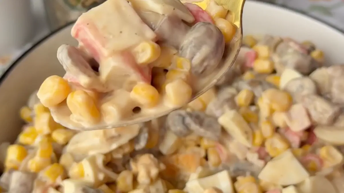 Неожиданно удачное сочетание: салат с шампиньонами и крабовыми палочками