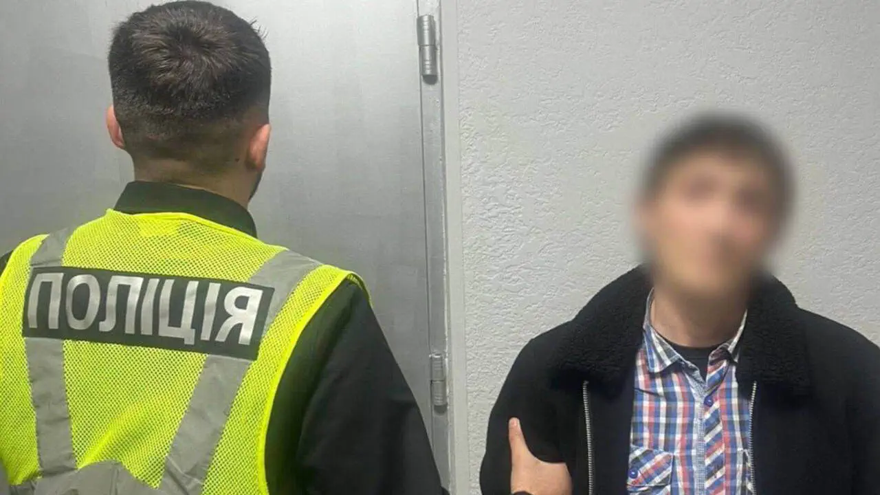 В Киеве мужчина напал на прохожего с газовым баллончиком и отобрал деньги