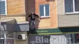 У Вінниці чоловік заліз на дах магазину, намагаючись уникнути зустрічі з представниками ТЦК. Відео