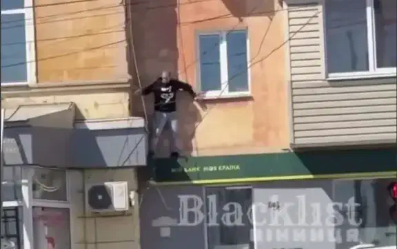 В Виннице мужчина забрался на крышу магазина, пытаясь избежать встречи с представителями ТЦК. Видео