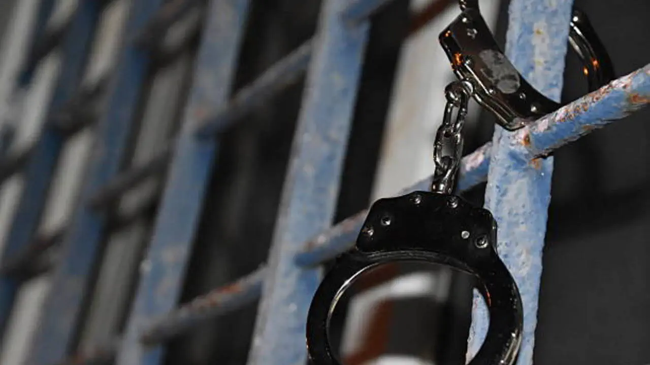 Жінка два тижні відвідувала школу під вигаданим ім'ям заради виплат