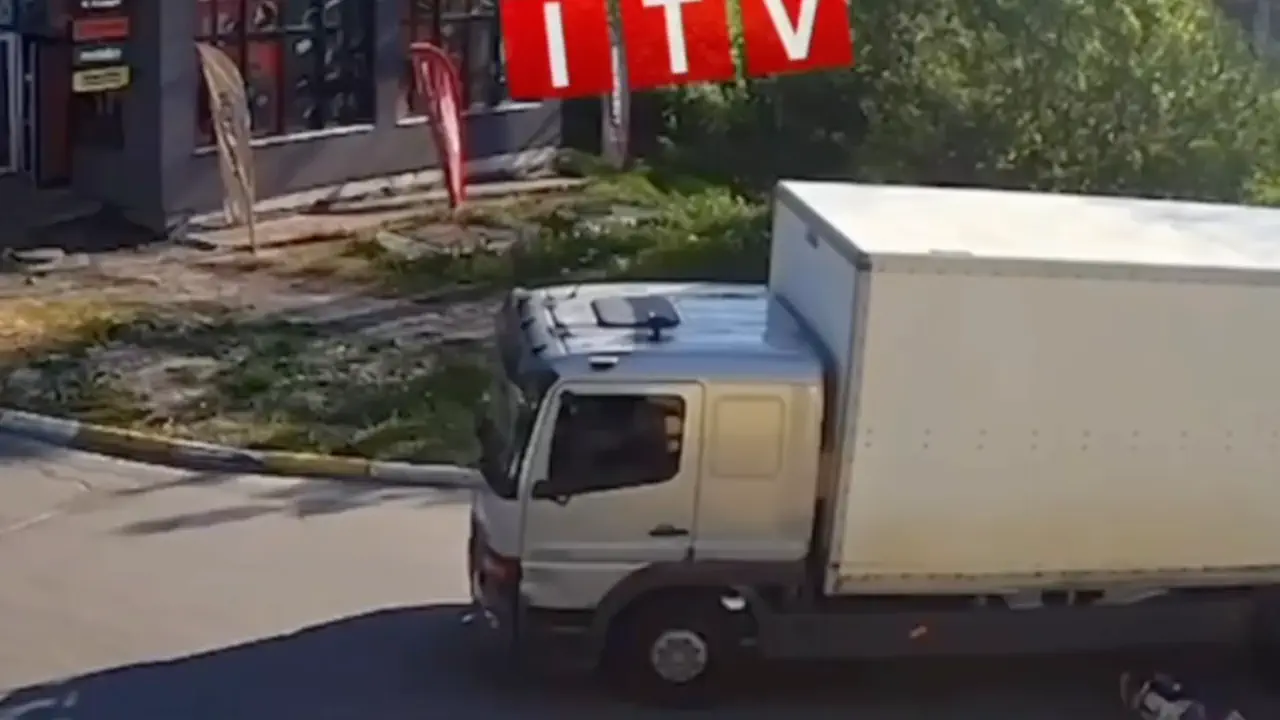В Ирпене грузовик переехал 8-летнюю девочку на самокате: ребенок в тяжелом состоянии