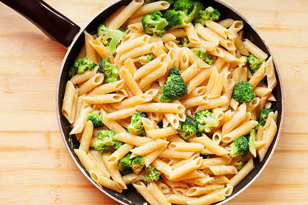 Паста с курицей и брокколи на сковороде. Фото istockphoto