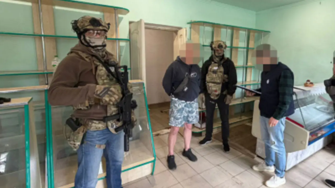 «Гуманітарка» з автоматами: на Франківщині накрили банду, що заробляла на фронтовій зброї