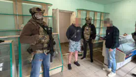 «Гуманітарка» з автоматами: на Франківщині накрили банду, що заробляла на фронтовій зброї