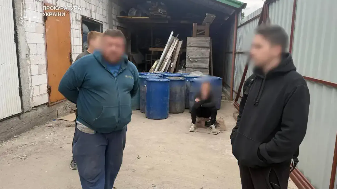 У Києві ліквідували підпільний цех із виробництва фальсифікованого алкоголю відомих брендів
