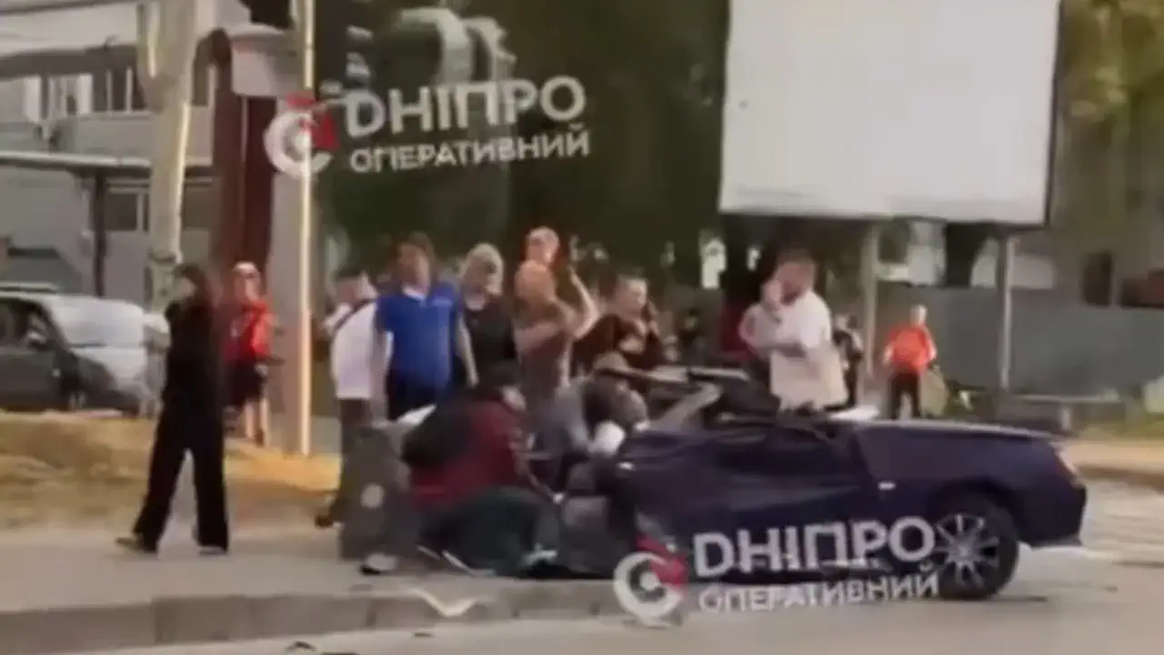 Масштабна ДТП у Дніпрі: після зіткнення двох авто машина влетіла в зупинку, загинула жінка