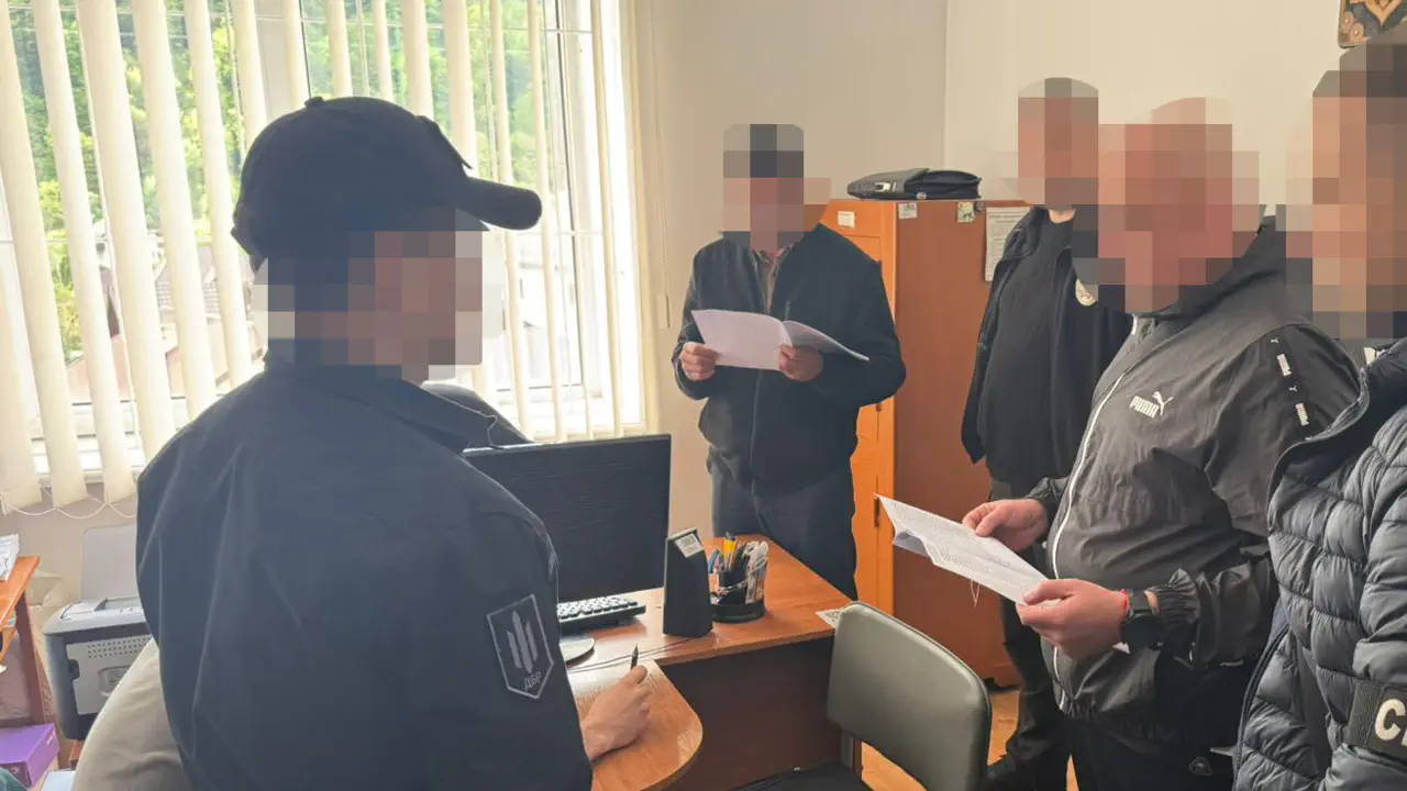 Погрози мобілізацією та хабар: ДБР викрило керівника слідчого відділу поліції на Прикарпатті
