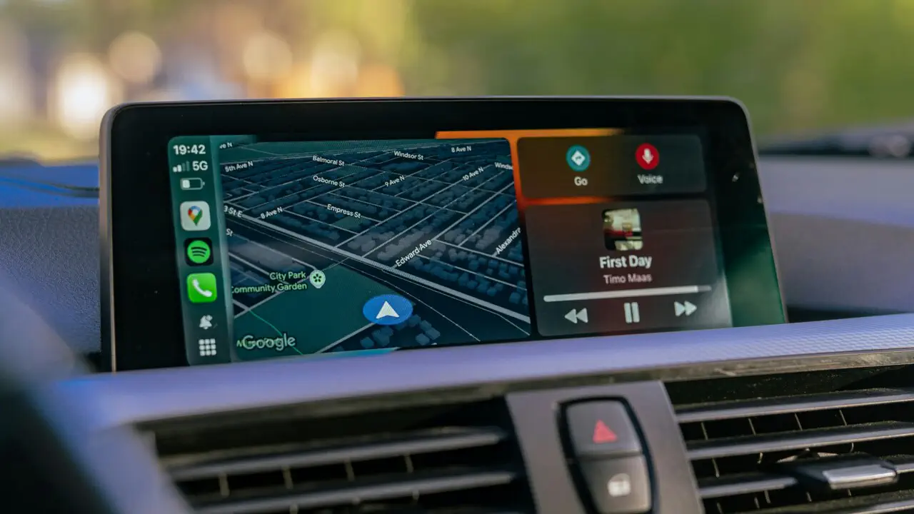 «Привет, Google» вместо Siri: как искусственный интеллект Gemini собирается покорить Apple CarPlay