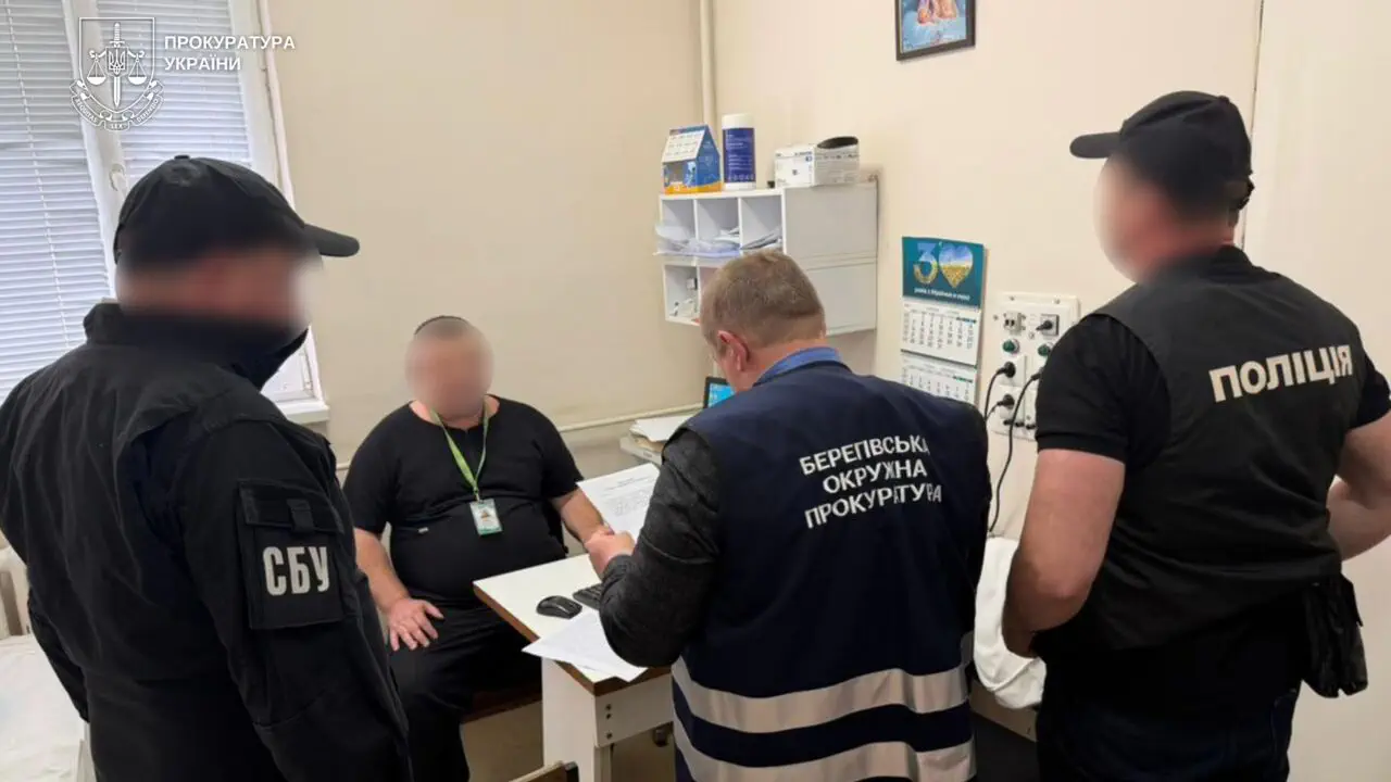 Бізнес на каменях: на Закарпатті лікар вимагав 400 доларів за фіктивну хворобу для мобілізації