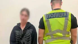 Полиция задержала 18-летнюю киевлянку, которая травмировала военного после замечания в троллейбусе