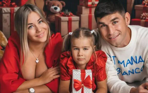 Руслан Малиновский с женой и дочкой