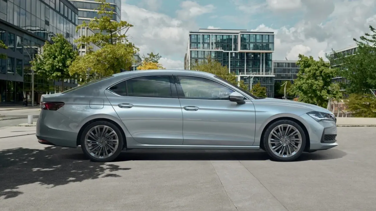 Škoda Superb vs Toyota Camry: какой седан лучше подходит для бизнеса