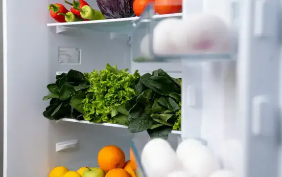 Пастка на дверцятах холодильника: де мають лежати продукти, щоб не перетворитися на джерело бактерій