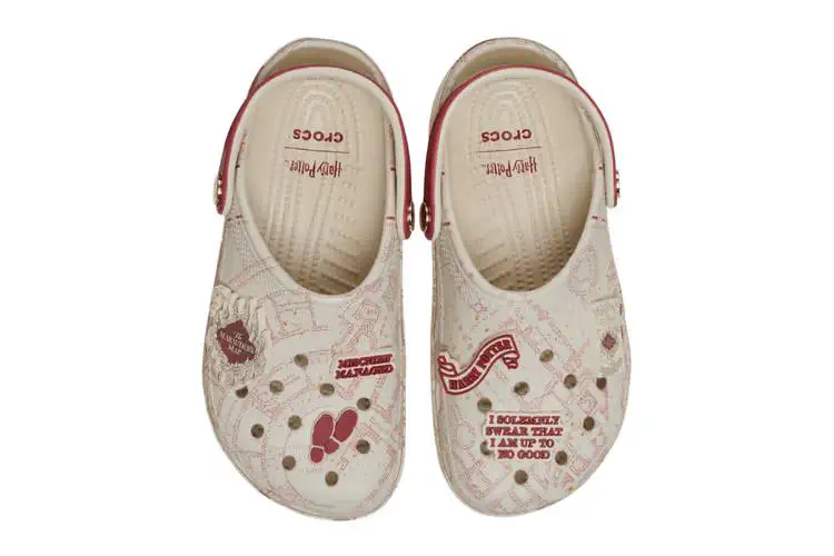 Взуття для чарівників: Crocs перетворив легендарну карту з «Гаррі Поттера» на стильні сабо. Фото hypebeast