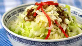Как приготовить вкусный капустный салат: секреты идеальной заправки от экспертов