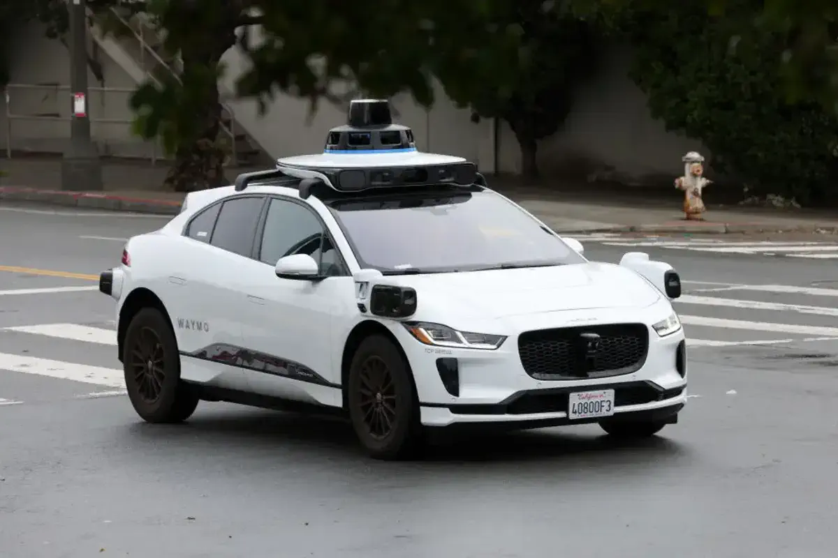 Помилка у пріоритетах безпеки: Waymo обмежує рух своїх безпілотників на автомагістралях США
