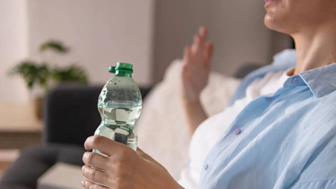 Скільки води потрібно в день та що краще пити перед сном