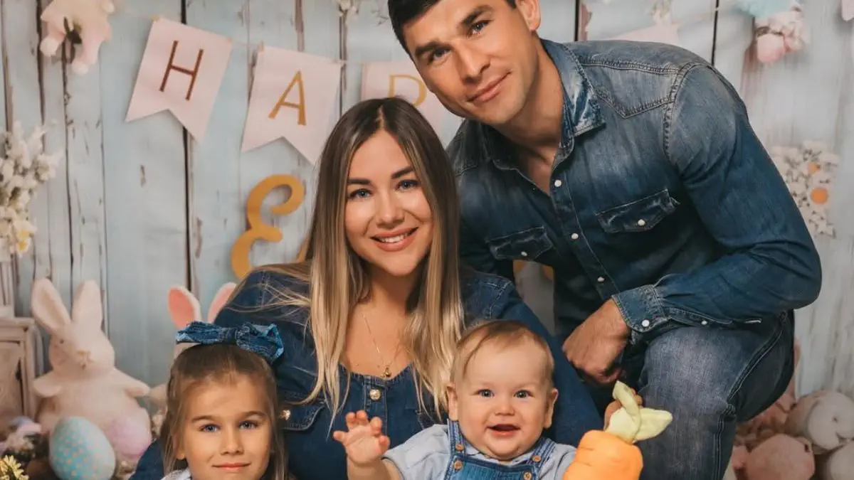 Руслан Маліновський з дружиною та дітьми