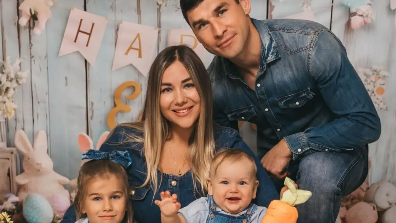 Руслан Малиновский с женой и детьми