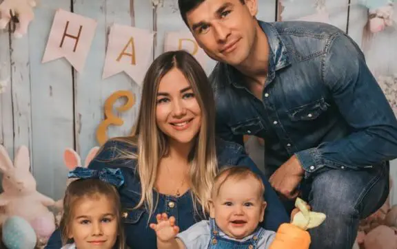 Руслан Малиновский с женой и детьми