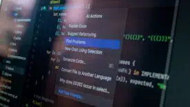 Миф о "вымирании" профессии развенчан: почему ИИ не вытеснил программистов с IT-рынка