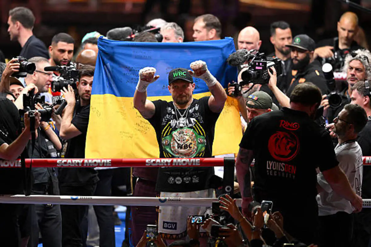 Усик неожиданно отказался от всех чемпионских поясов: украинец сделал громкое заявление
