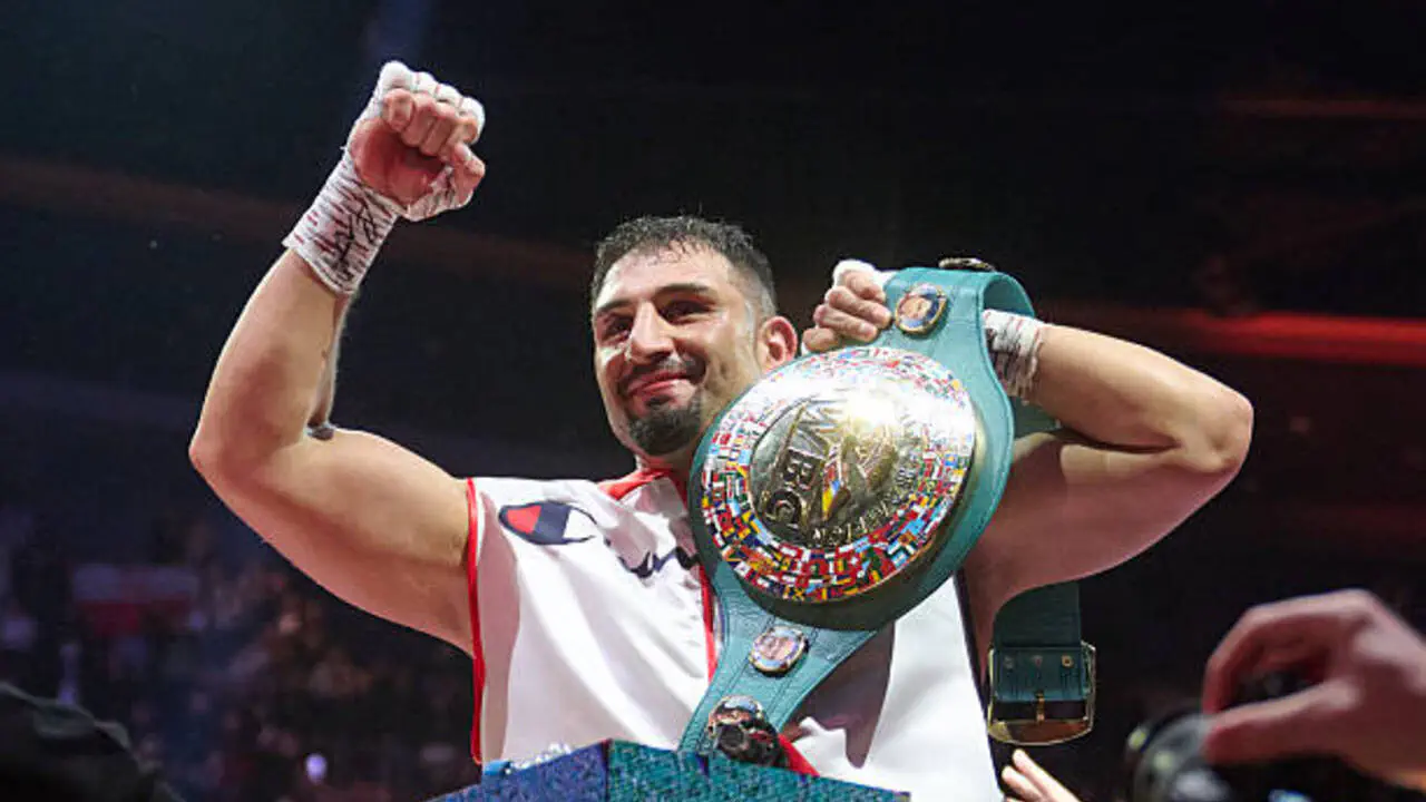 Официально: WBC назвал нового чемпиона мира после отказа Усика от титула