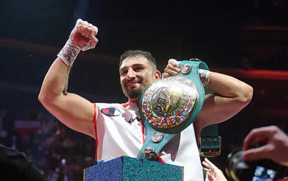 Офіційно: WBC назвала нового чемпіона світу після відмови Усика від титулу