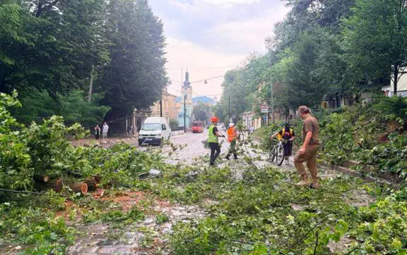 Погода у Львові сьогодні: що відомо про наслідки потужної зливи та шквального вітру (ВІДЕО)