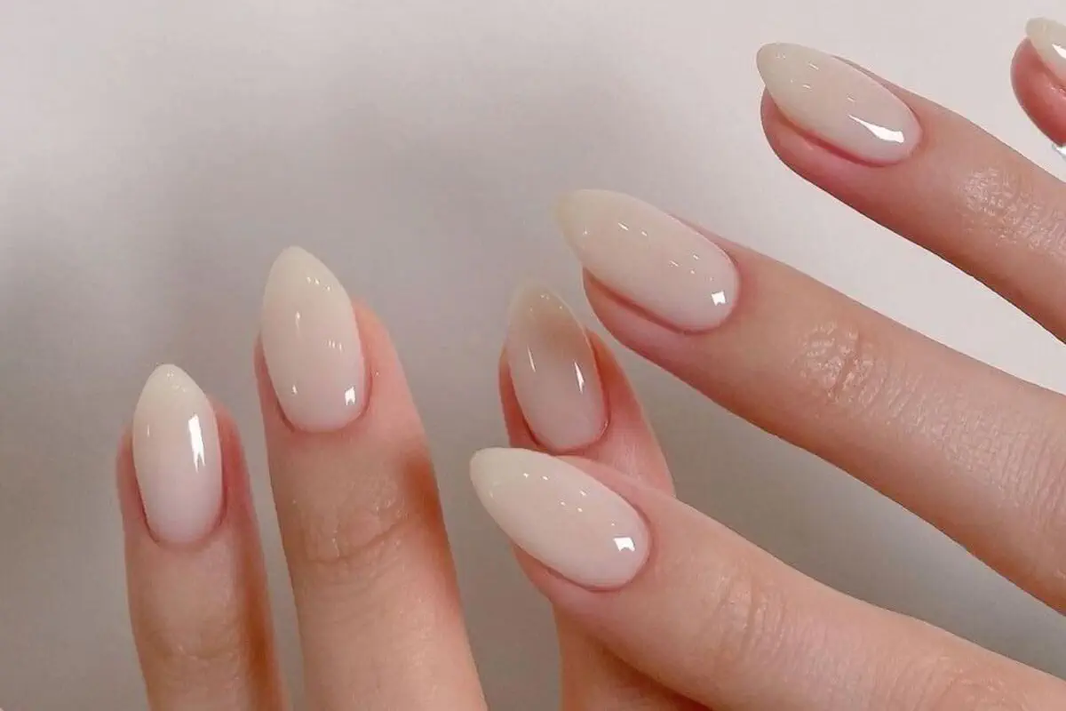 Цей манікюр "кокосове молоко" робить руки молодшими: головний nail-тренд літа 2026