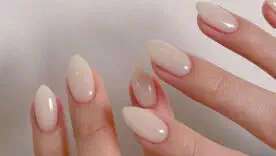 Этот маникюр "кокосовое молоко" делает руки моложе: главный nail-тренд лета 2026