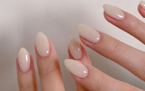 Цей манікюр "кокосове молоко" робить руки молодшими: головний nail-тренд літа 2026