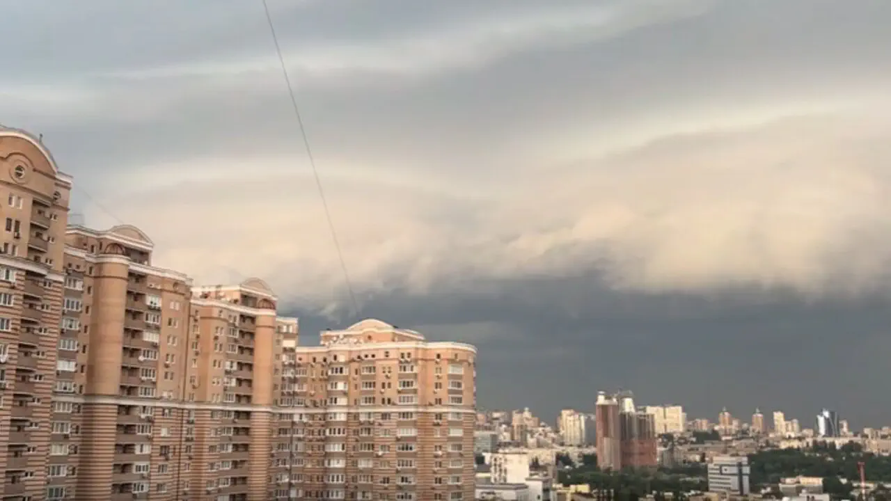 2 июля в Украину начнёт надвигаться холодный атмосферный фронт, который постепенно ослабит жару. Сначала понижение температуры почувствуют западные области, а 3–4 июля прохлада охватит большинство регионов