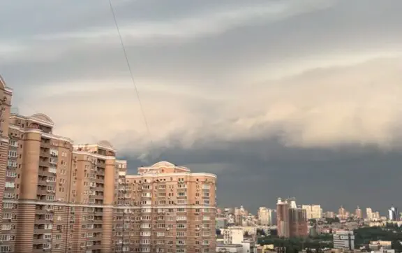 2 липня до України почне надходити холодний атмосферний фронт, який поступово послабить спеку. Спочатку зниження температури відчують західні області, а 3–4 липня прохолода охопить більшість регіонів