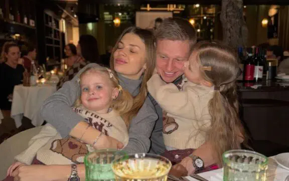 Александр Зинченко с женой и дочками