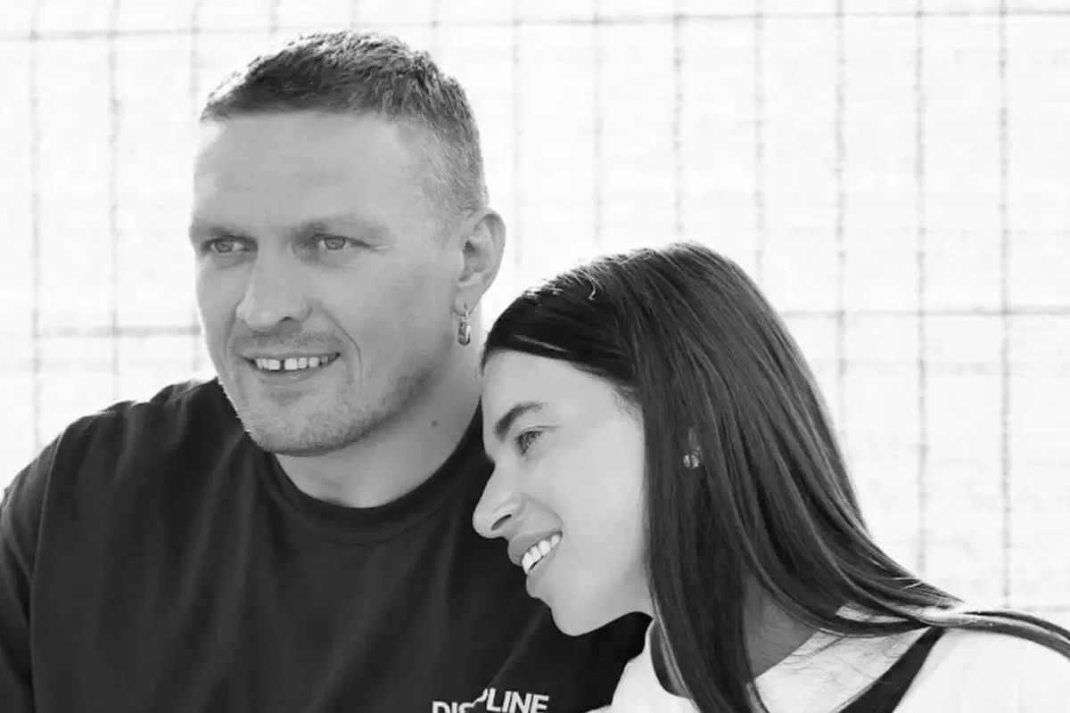 Олександр Усик з дружиною