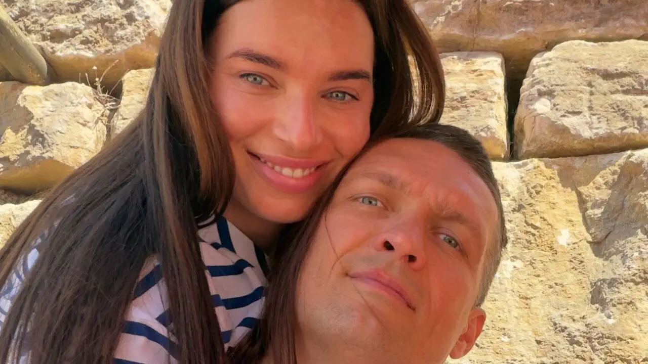 Олександр Усик з дружиною
