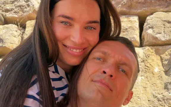 Александр Усик с женой
