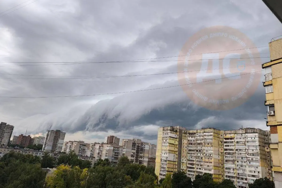 Дніпро накрили сильна злива та град: після негоди в небі з'явилися незвичні хмари