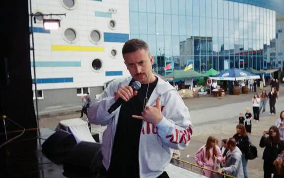 Співак Шугар оголосив про нову музичну еру та презентував сингл «Зона комфорту»