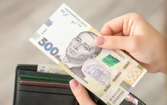 Украинцам выплатят 5 тысяч грн: кто может получить базовую социальную помощь в июле